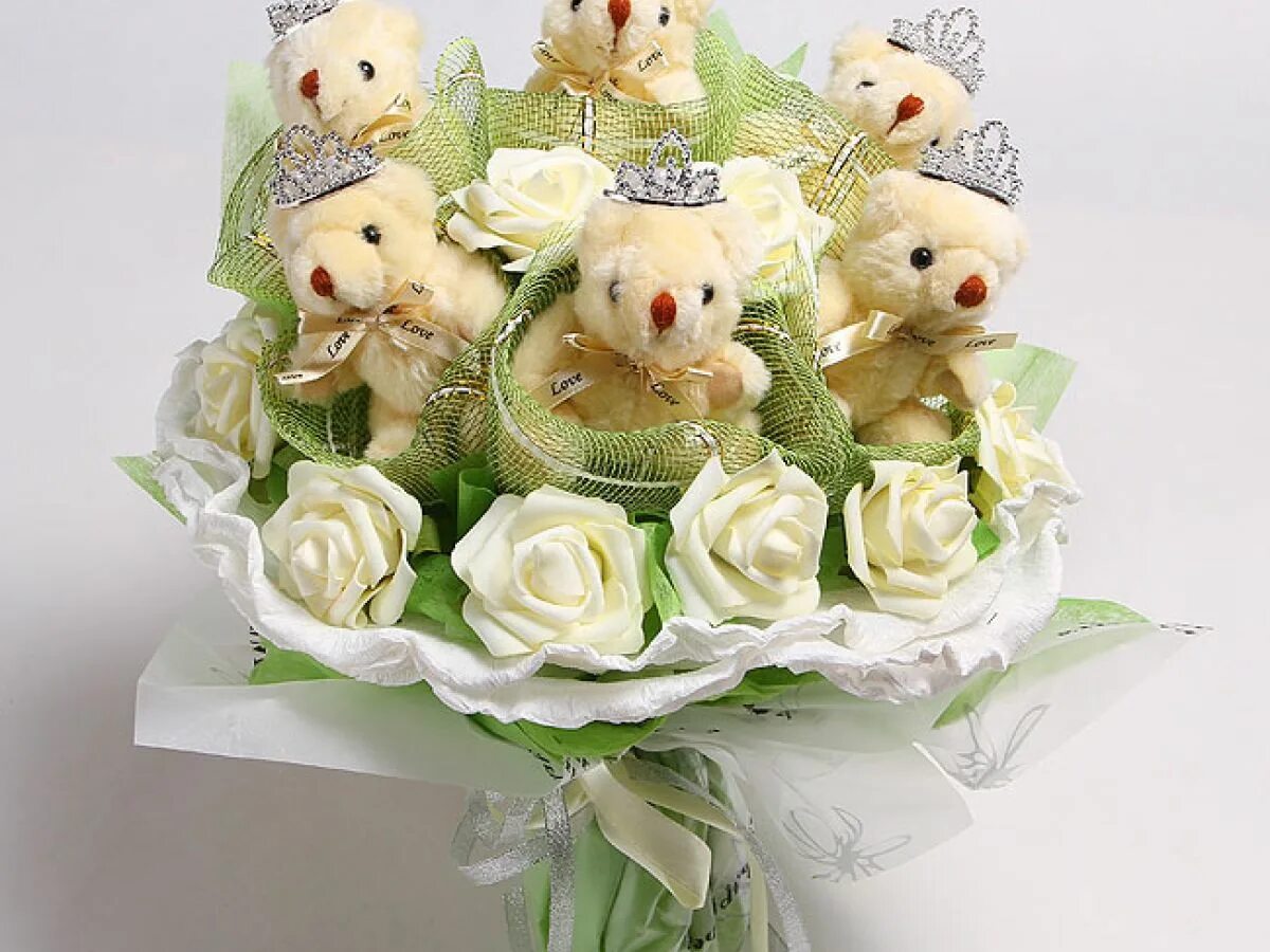 Мягкий игрушка с красивым букетом. Букеты из игрушек мастер класс. Букет из игрушек. Букет с мягкой игрушкой. Букет из игрушек в корзинке.