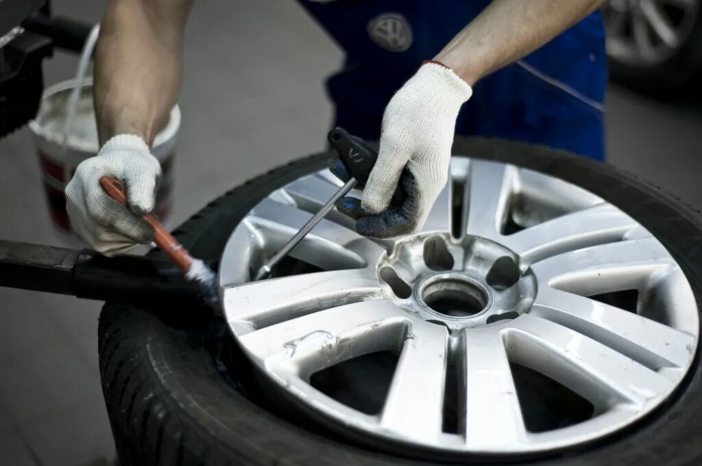 Шиномонтажник. Шиномонтаж шины. Колесо шиномонтаж. Шиномонтаж и балансировка колес. Переобуть резину.