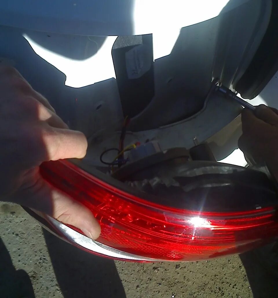 Led фонари гранта лифтбек. Задняя лампа стоп сигнала 2190. Патрон заднего фонаря гранта лифтбек. Задние фонари гранта лифтбек. Крепление заднего фонаря гранта седан.