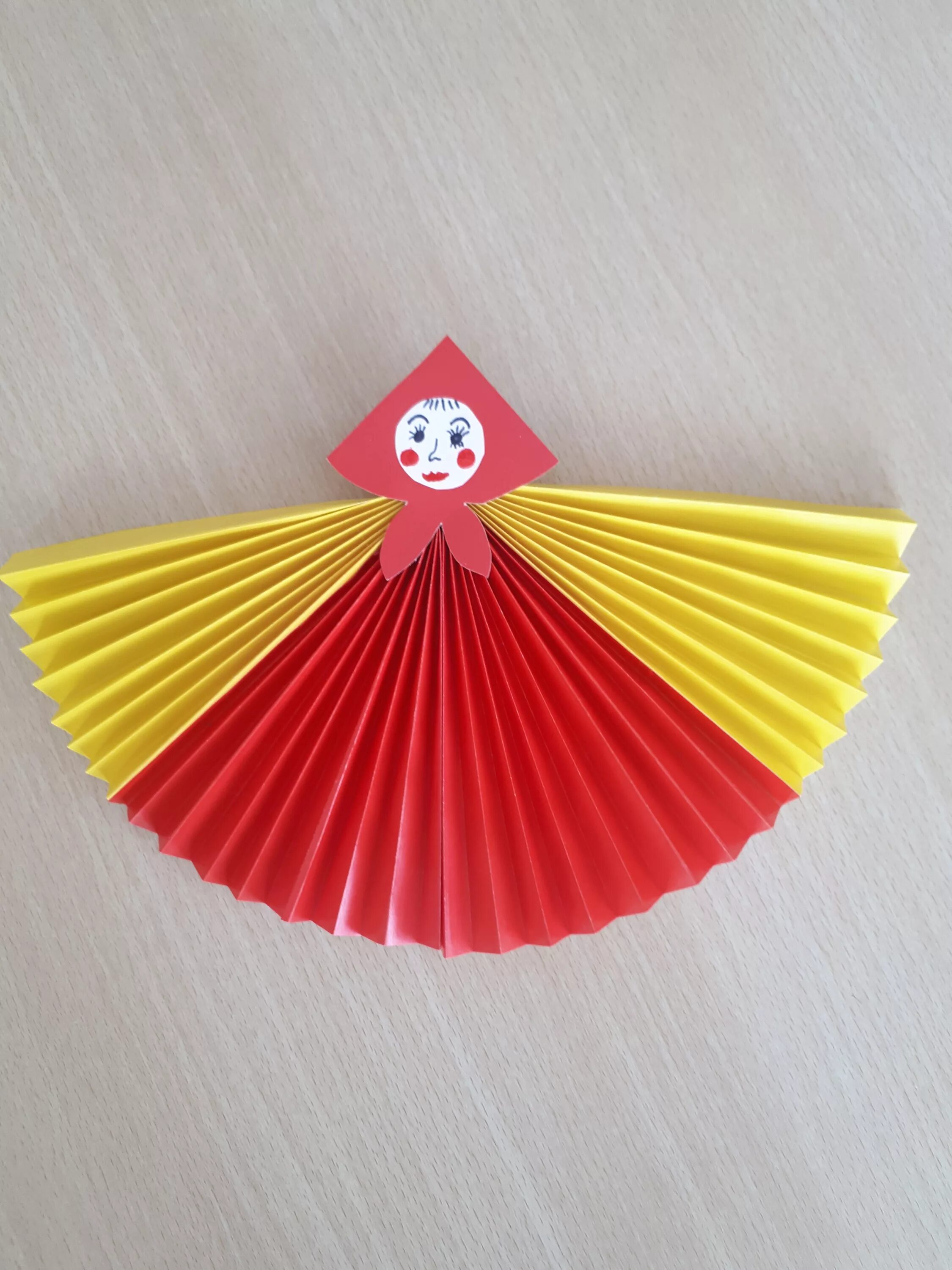 аппликация масленица. кукла масленица из бумаги гармошкой. поделки на масленицу из бумаги. масленица из бумажных гармошек. масленичная кукла из бумаги гармошкой.