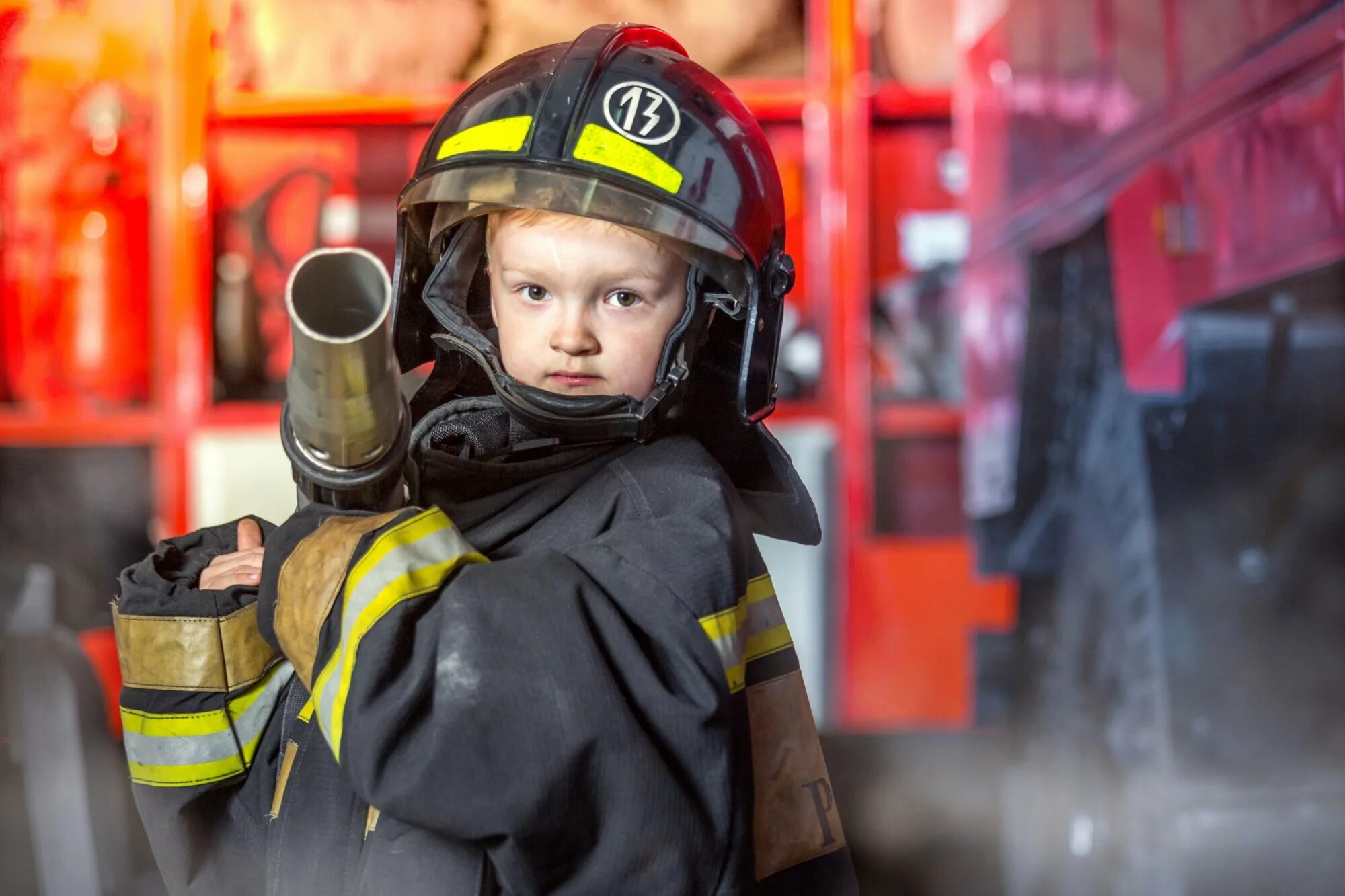 Пожарный. Для детей. Пожарные. Пожарник для детей. Пожарный для дошкольников. Мчс дети безопасность