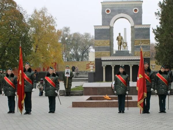 Скоро будет очень черкесск. Вечный огонь Черкесск. Г. Черкесск мемориал огонь вечной славы. Парк Победы Черкесск. Парк Победы Черкесск мемориал.