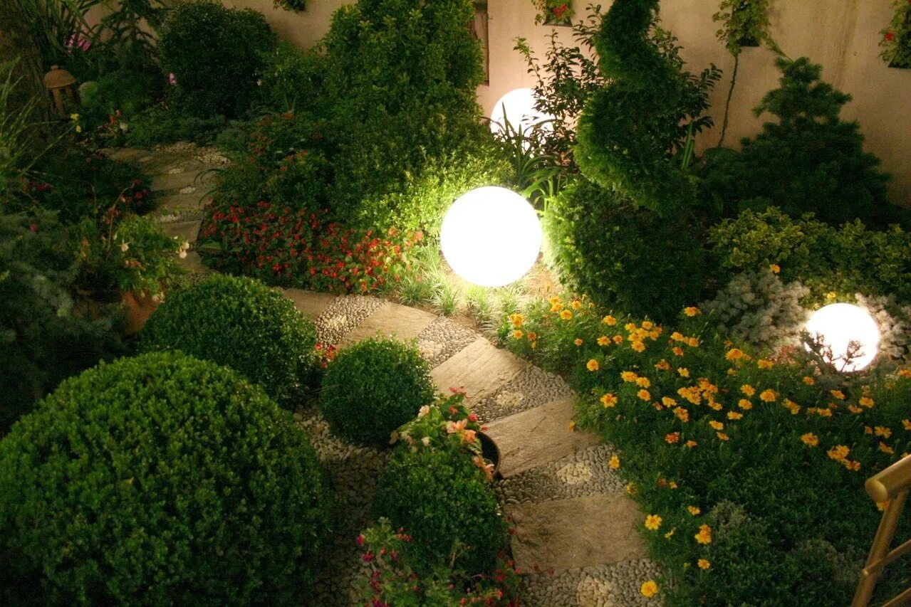 Декоративное освещение сада. Свет в ландшафте. Светильники на дачном участке. Step night