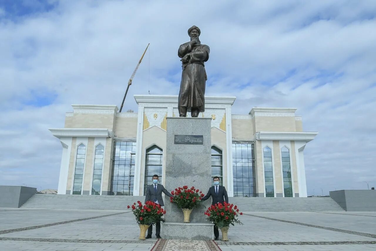 Аль фараби казахстан. Аль Фараби памятник. Памятники Аль Фараби в Казахстане. Абу Насыр Аль Фараби памятники. Фараби памятник в Ташкенте.