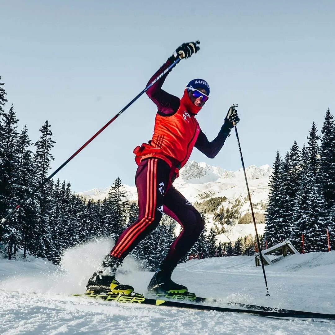 Впереди нас ехали спортсмены лыжники вовремя. Спортивные лыжи. Спортсмен лыжник. Беговые лыжи. Горнолыжный спорт.