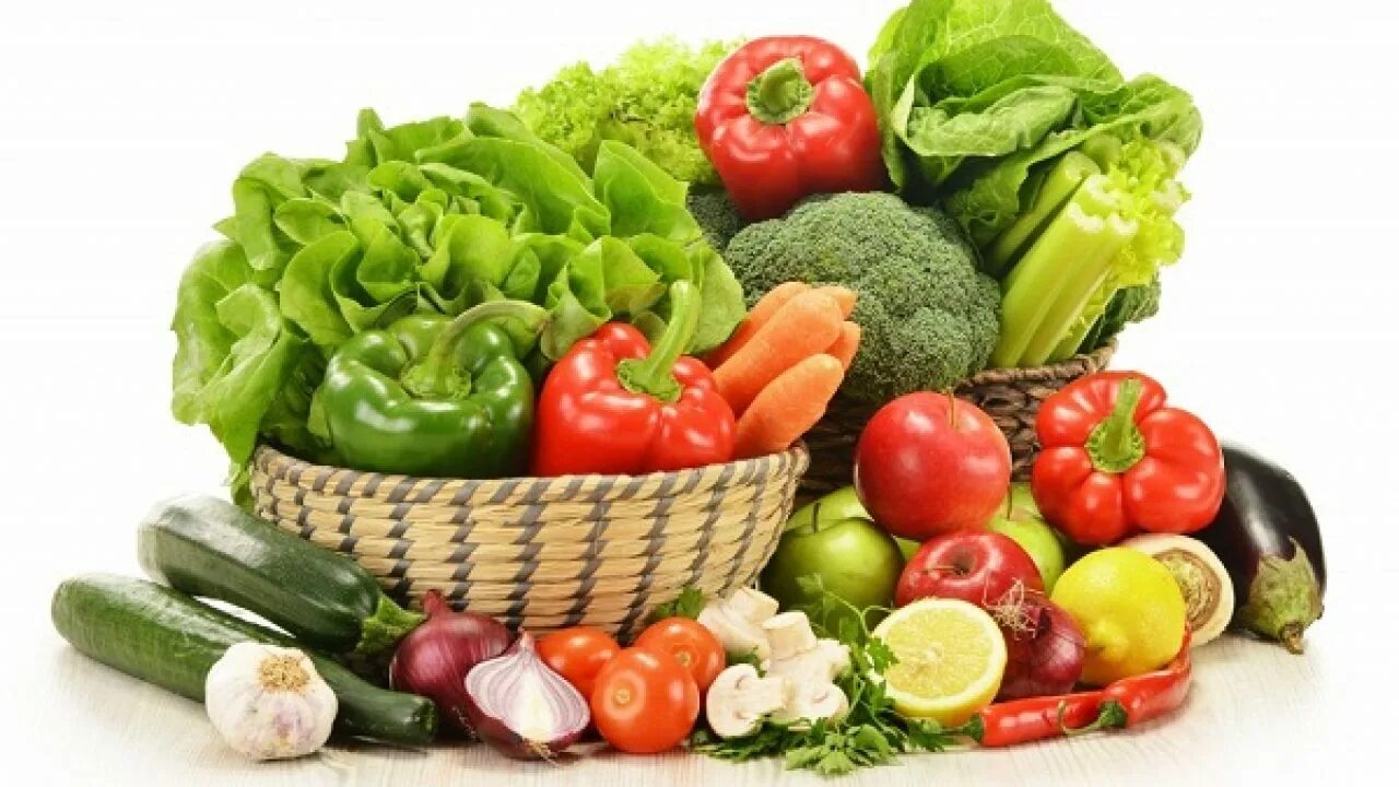 Овощи и фрукты. Корзина с овощами и фруктами. Овощи и фрукты на белом фоне. Сырые овощи и фрукты.