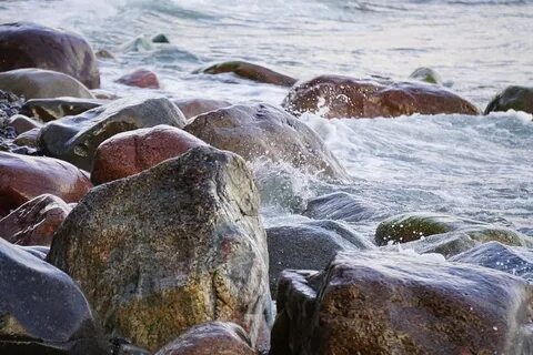 Источенные водой камни и море