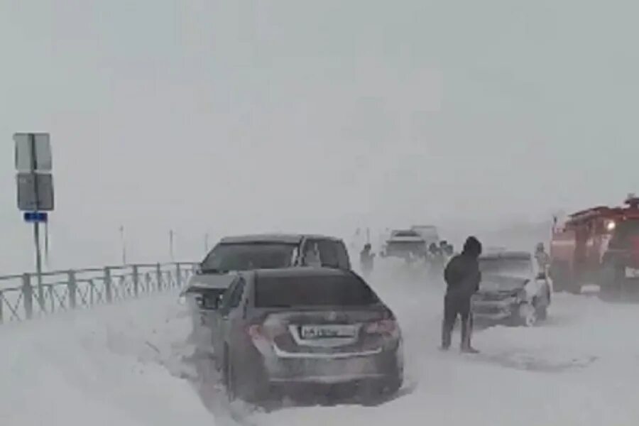 Паводок в акбулаке оренбургской области. Трасса Оренбург Акбулак. Авария на трассе Оренбург Акбулак сегодня. Авария на трассе Оренбург Акбулак 23.05.22. Оренбург Акбулак Ларгус.