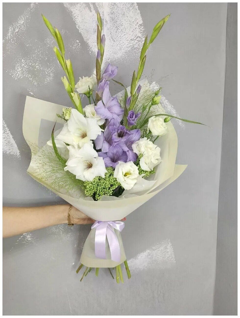 гладиолус кинг рэдбенд 8 шт 12/14. букет с гладиолусами. гладиолус крупноцветковый рашен перрот микс. букет с гладиолусами на 1 сентября. гладиолус fire ruffle.