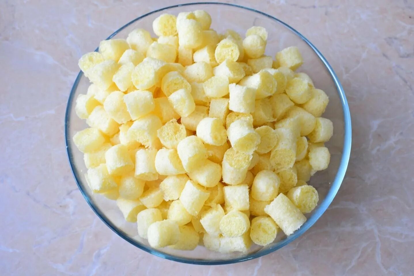 торт из кукурузных палочек со сгущенкой. десерт из кукурузных палочек. торт муравейник - на тарелке. чак чак с кукурузными палочками и ирисками. кукурузные палочки с ирисками.