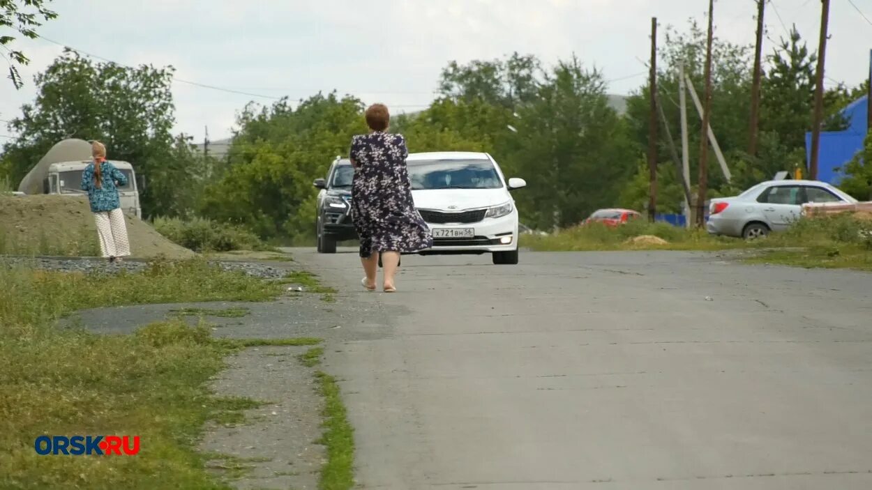 Поселок машина. Семья на дороге. Дорога с лежачими полицейскими много. Орск дороги. 10 Лежачих полицейских на дороге.