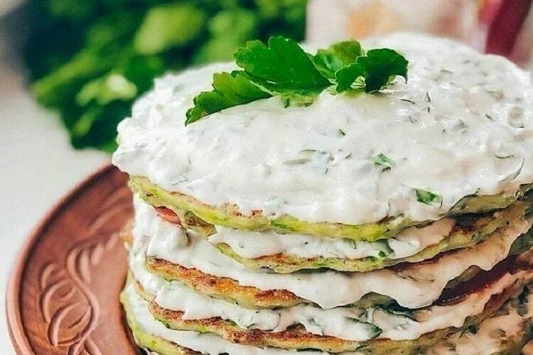 Торт из кабачка блинный пошаговый. Кабачковый торт. Торт из кабачков. Закусочный торт из кабачков. Блинный торт из кабачков.