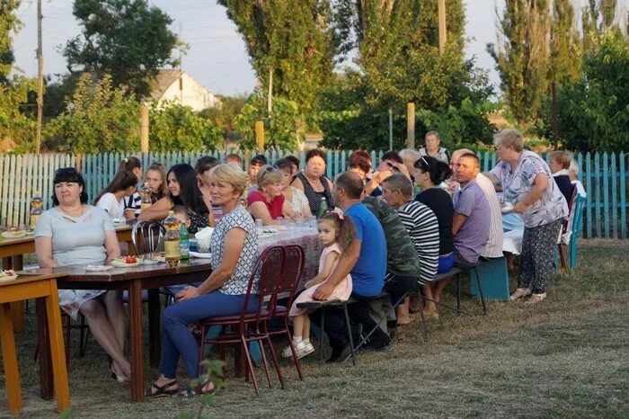 Погода октябрьский поселок на 10 день. Жители села Октябрьское. Пруды Крым Советский район. Октябрьское Советский район Крым. Село пруды Советский район Крым.