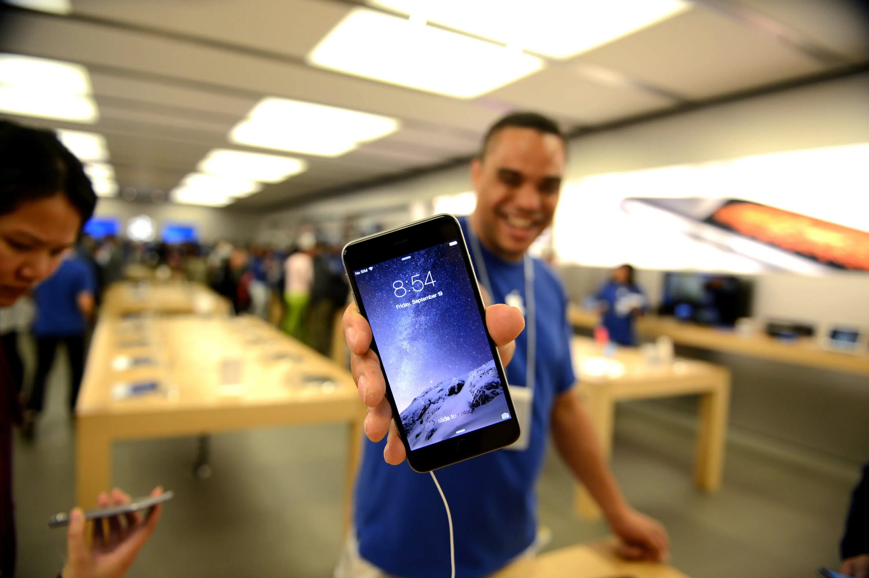 Победители смартфонов. Apple store iphone. смартфон в руке. много смартфонов. смартфоны в россии.