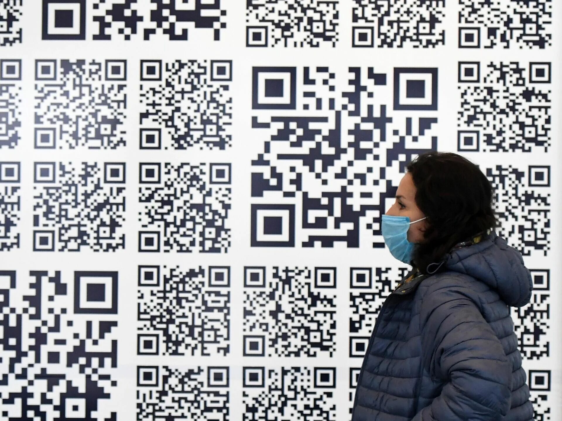 Покупка через qr код. QR код. QR код в Москве. Первый QR код. QR код мошенничество.