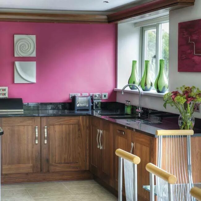 Какая лучшая краска для кухни. Цвет стен на кухне. Крашенные стены на кухне. Розовые стены в интерьере кухни. Кухня покрашенная краской.