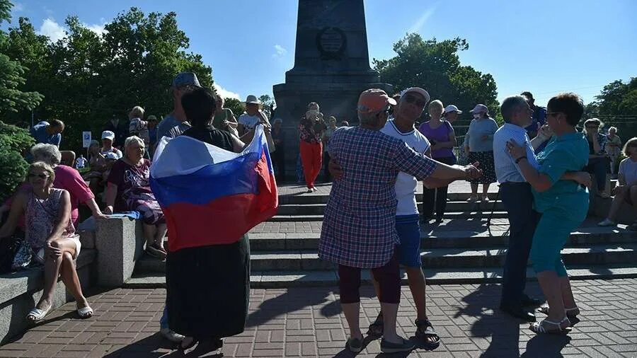 Вновь голосующие. Жители Крыма. Голосование в Севастополе за воссоединение с Россией. Крымские люди.