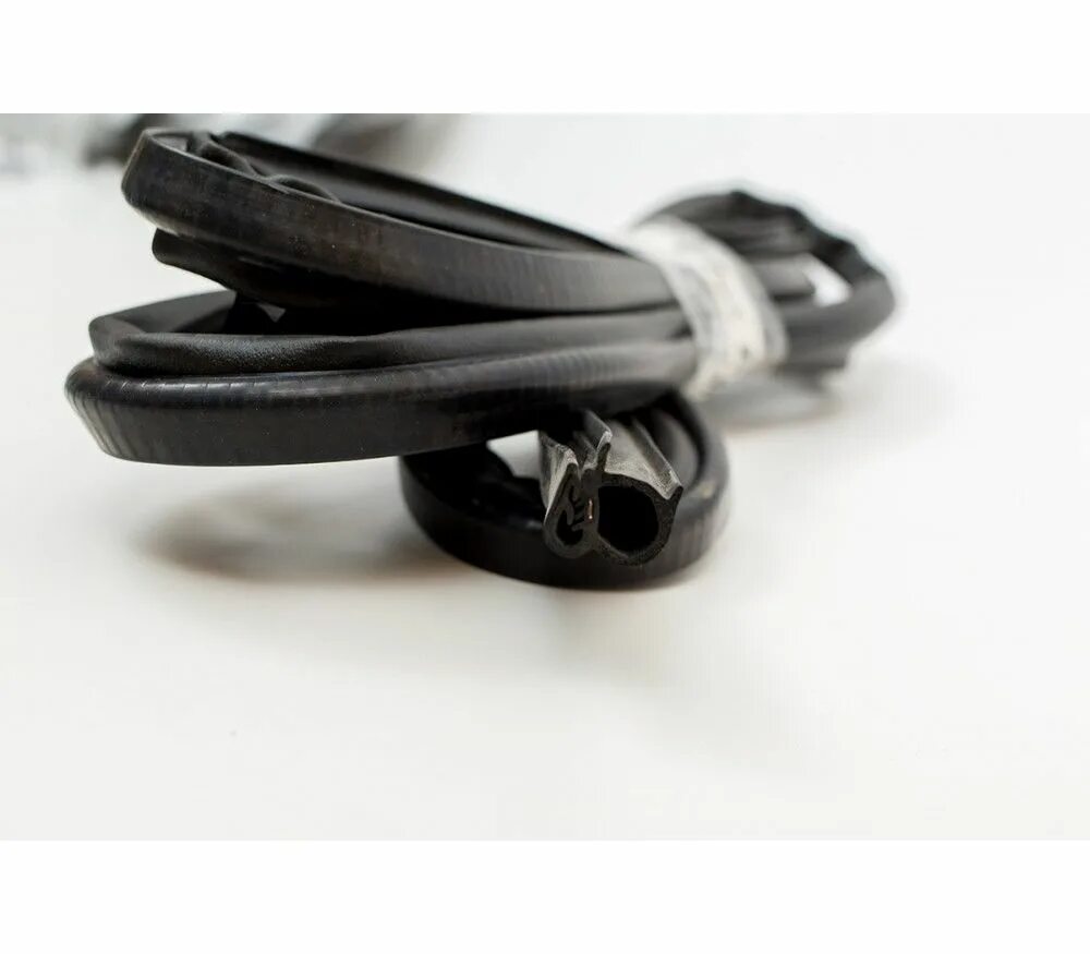 Уплотнитель ваз 2121. Уплотнитель 2121-6107018. 2121-6107018-10p. Резинка уплотнительная ваз 2121. Уплотнитель капота ваз 21213.