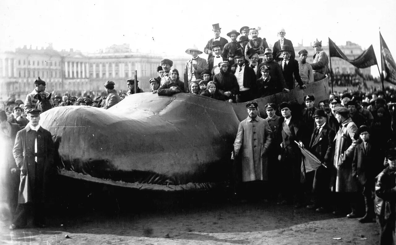 Петербург 1921 год. Калоши красный треугольник. Красный треугольник до революции. Петроград парад 1923 год. Резиновые калоши в царской России.