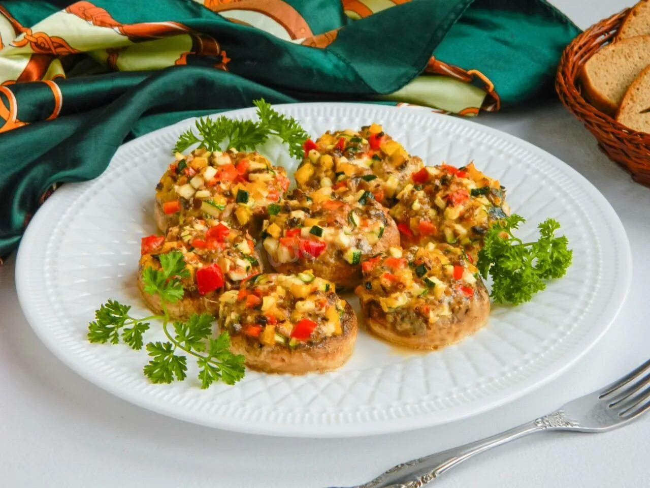 Запечь шампиньоны с сыром и чесноком. Шампиньоны запечённые с сыром и чесноком.