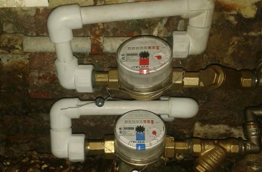 Сантехника счетчики. Замена фишки расходомера бмв е60. Монтаж водяного счетчика. Как заменить расходомер. Установка счетчиков воды.