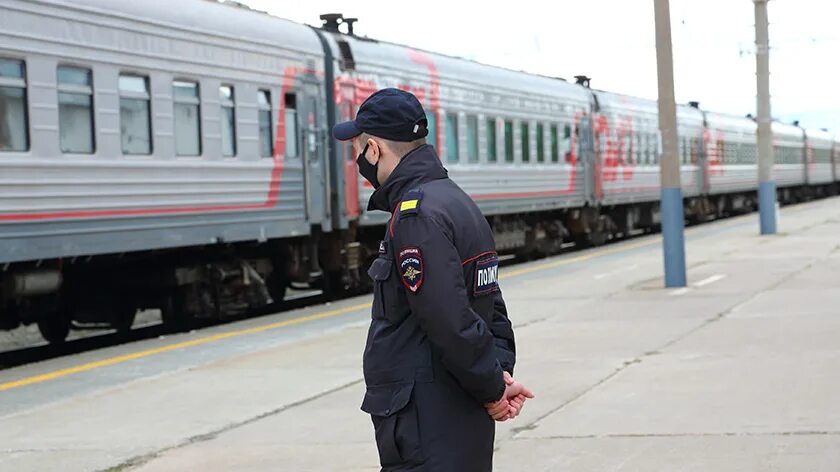 Полиция в поезде. Поезда Ноябрьск. Транспортная полиция Ноябрьск задержала. Когалым ноябрьская