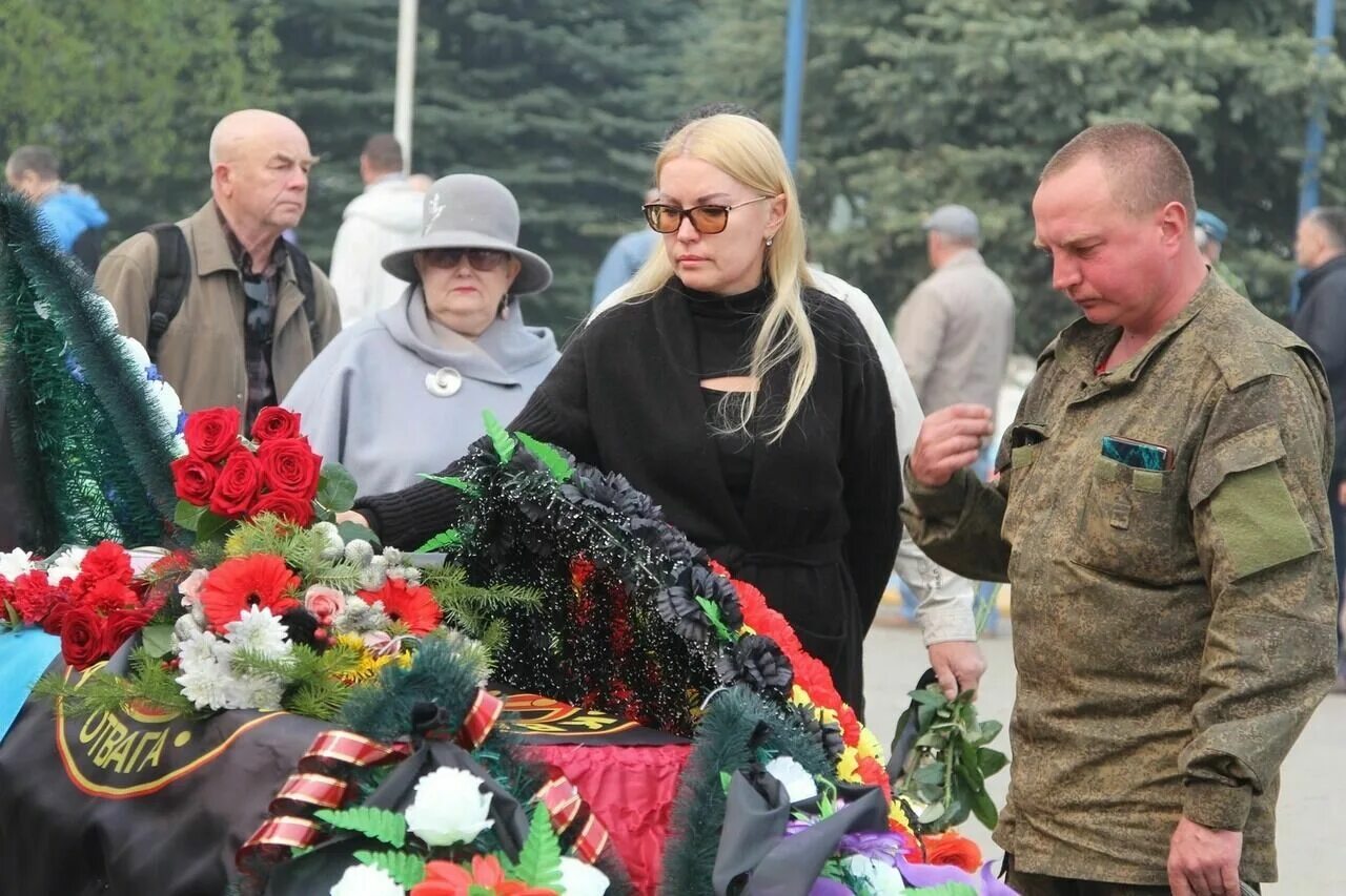 Прощание каменск уральский. Могилы погибших на сво в Каменске Уральском. Прощание с Сергеем Колесниковым.