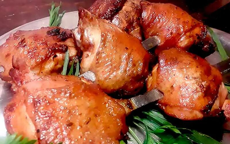 Маринад для курицы горячего. Шашлык из куриных бедрышек. куриные бедра на мангале. шашлык из бедра курицы. шашлык из куриных бедрышек на мангале.