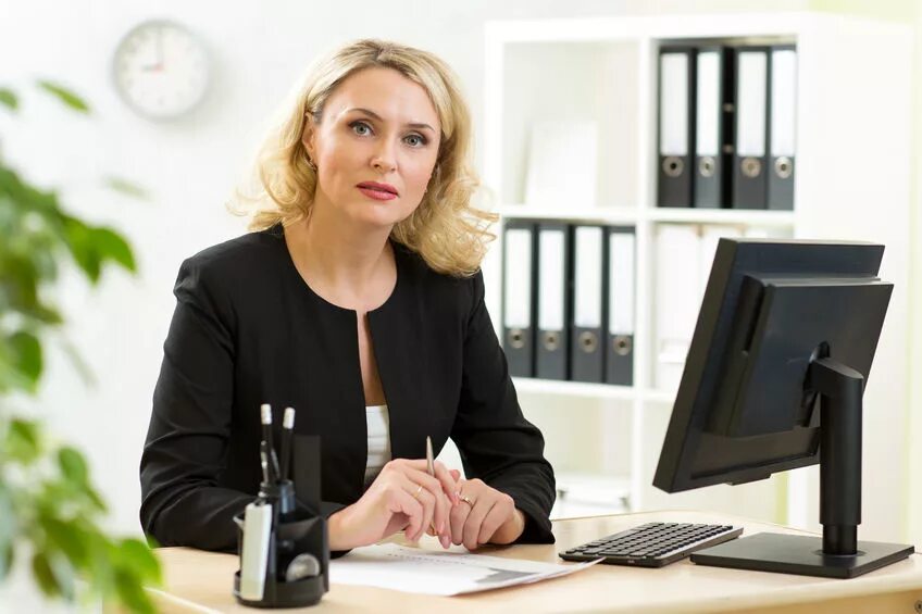 Деловая девушка. Женщина средних лет в офисе. Деловая женщина. Деловая женщина среднего возраста. Бизнесмен леди.