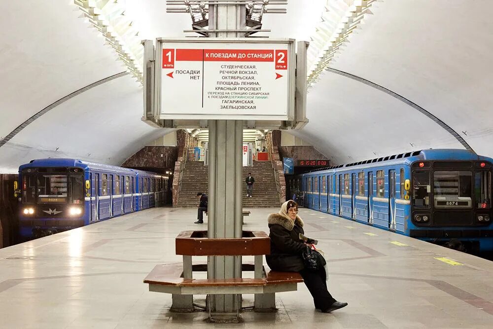 Станции метро новосибирска ленина. Метро речной вокзал новосибирск. Подземка новосибирск зал. Новосибирский метрополитен станция речной вокзал. Площадь гарина-михайловского в новосибирске метро.