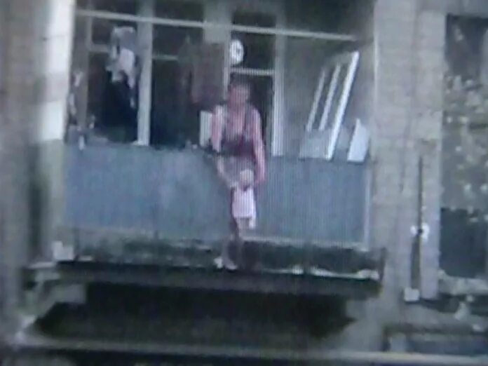 мужик на балконе. окно балкон. женщина ребенка на балконе. выбросила ребенка из окна. свесился с балкона.