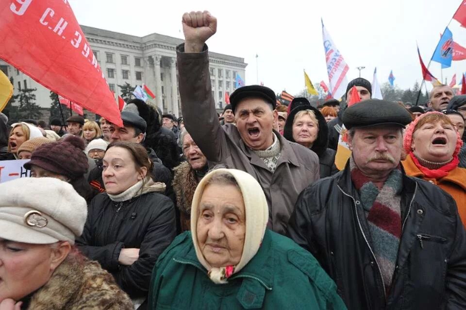 Митинг реформа. Митинг пенсионеров. Недовольство народа. Бабушки на митинге. Митинг недовольства.