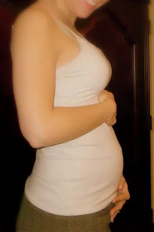 Женщина на 2 месяце беременности. Живот беременной на 3 месяце. Живот беременной на 4 месяце.