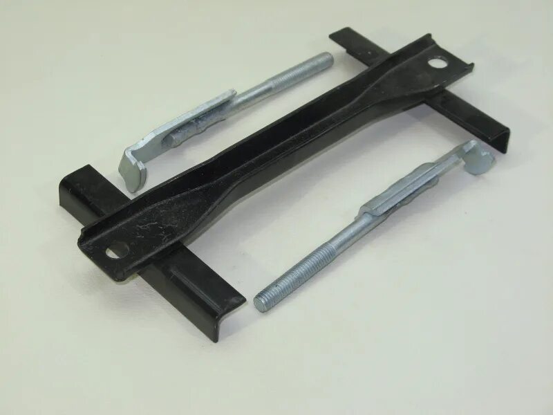 Крепление аккумулятора универсальное. Кронштейн акб. Держатель аккумулятора автомобиля. Кронштейн акб. Кронштейн крепления акб 2fix.