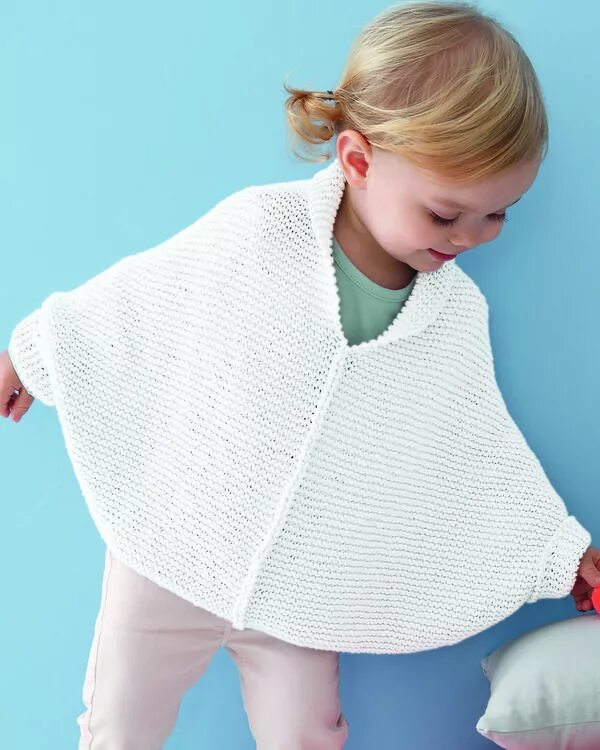 Детские вязаные пончо. Вязаная накидка для девочки. Хейди мей пончо. Пончо детское вязаное. Вязаное пончо для девочки.