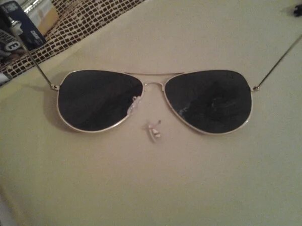 Разбили очко. Сломанные солнцезащитные очки. Сломались солнечные очки. Разбитые очки. Солнечные очки треснули.
