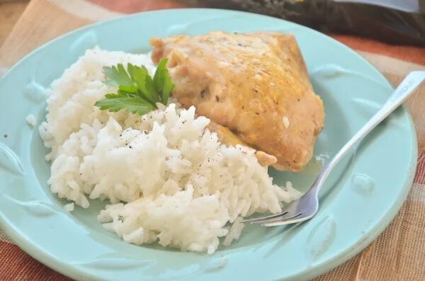 Отварная курица с рисом. Вареная курица с рисом. Рис с отварной курицей. Куриная грудка с рисом.