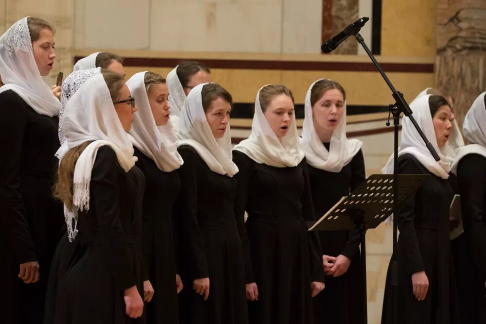 женский церковный хор. клирос для хора в храме.