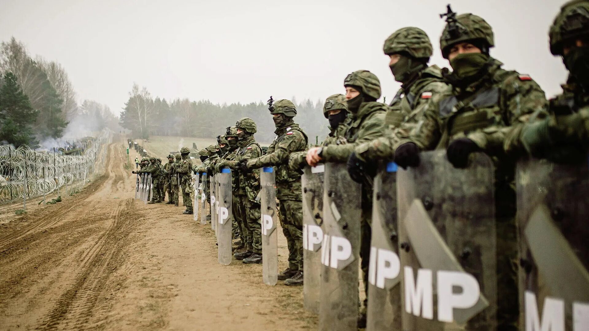 Польские войска на границе. Армия Польши на границе. Белорусские военные на границе. Армия Польши на границе Беларусь.