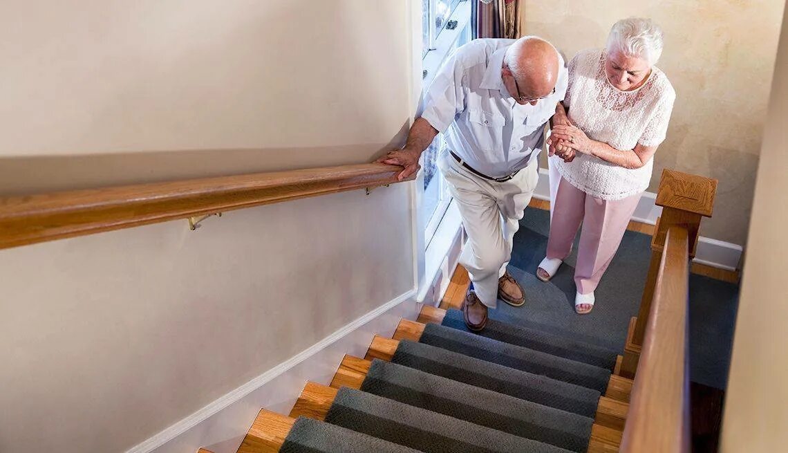 Комната пенсионера. Комната пожилого человека. Безопасная лестница для пожилых людей в доме. Пенсионер на лестнице. Пожилой человек в квартире.
