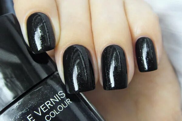 Лак для черных волос. Черный лак Шанель. Тёмные лаки Chanel. Chanel Cosmic Nail. Лак Black Edition.