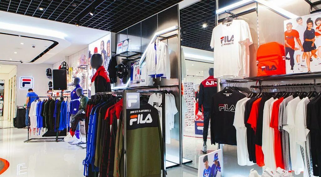 Фила магазин в москве. Магазин спортивной одежды фила. Fila магазин. Магазин фила. Fila fw8160.