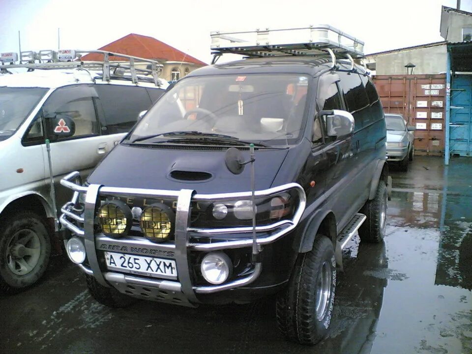 Купить делика хабаровск. Mitsubishi Delica kenguryatnik. Мицубиси Паджеро Делика. Бампер Mitsubishi Delica l400. Мицубиси Делика 2 люка.