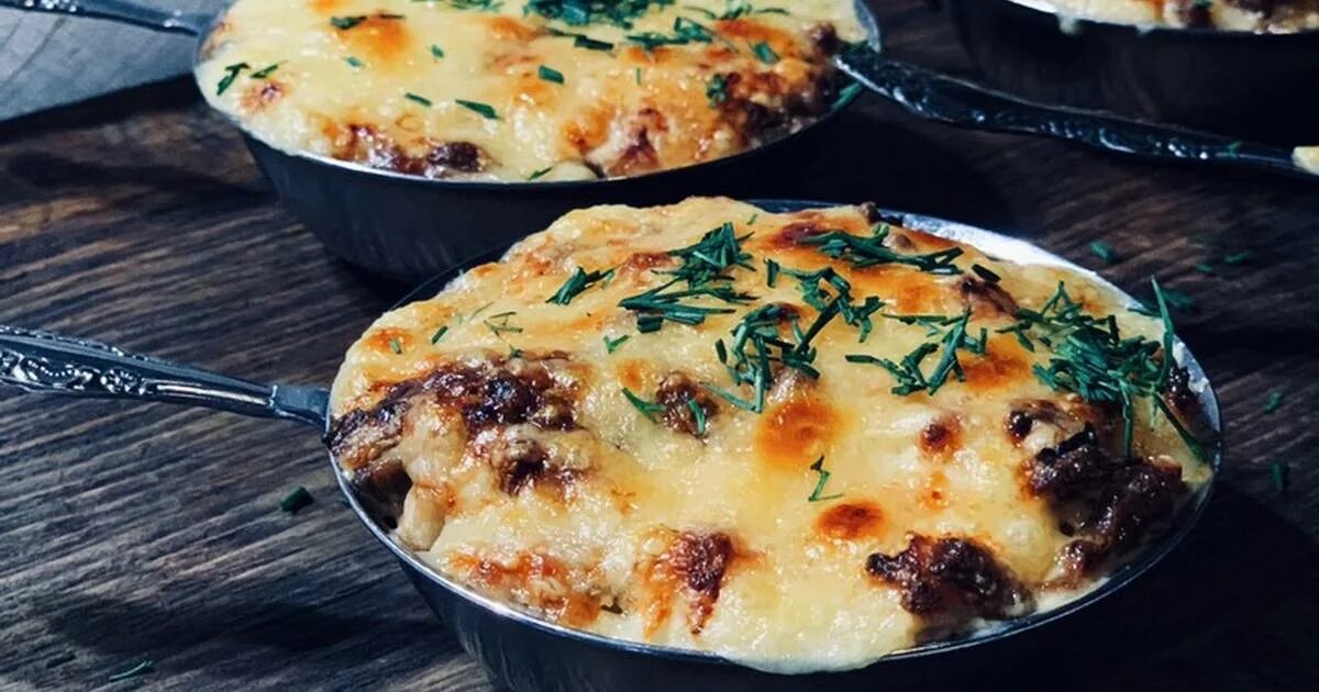 Жульен в кокотницах. Жульен с лесными. Жюльен из курицы с грибами. Жульен с индейкой в соусе бешамель. Жульен с лесными.