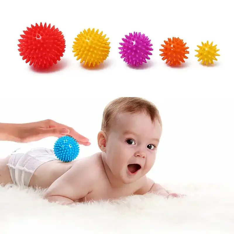 Массажная гимнастика. Массажные мячики для новорожденных. Массажный мяч для малышей. Массаж на мяче для грудничков. Мяч массажный для грудничков.
