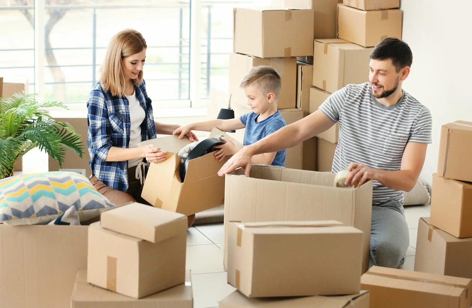 Переехать жить к сыну. Переезд. Семья в квартире с коробками. Переезжают в квартиру. Коробки с вещами.