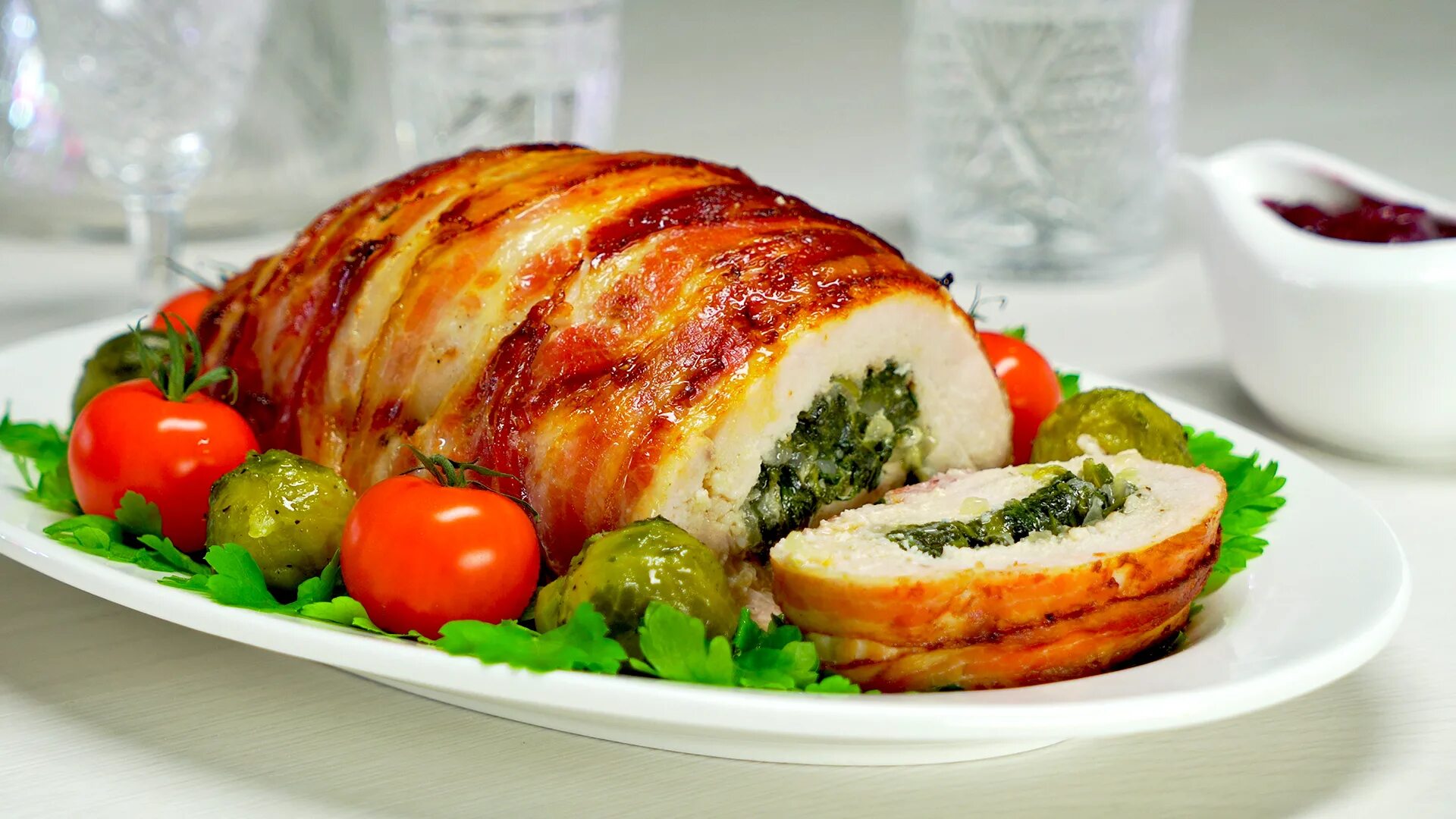 Праздничное горячее блюдо быстро и вкусно. Блюда из индейки. рулет из индейки. горячее на праздничный стол. мясные блюда на праздничный стол.