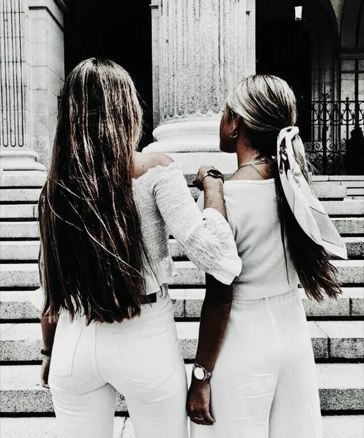 Сумасшедшие подруги. Жены тимати решетова и шишкова. Блонд и брюнетки мне не важно. Блондинка и брюнетка фото. Две девочки спиной.