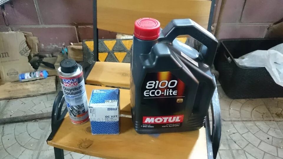 Какое масло после 100000 пробега. Масло 0w20 Субару Форестер SJ. Motul масло для Субару Форестер. Масло Subaru Forester 2014. Моторное масло для Субару Форестер 2.0.