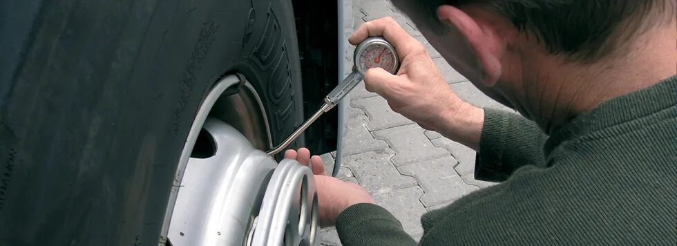 Чем грозит установка. Осмотр грузовых колес. Давление в грузовых шинах. Проверка состояния шин и давления в шинах автомобиля. Проверка грузовых шин.